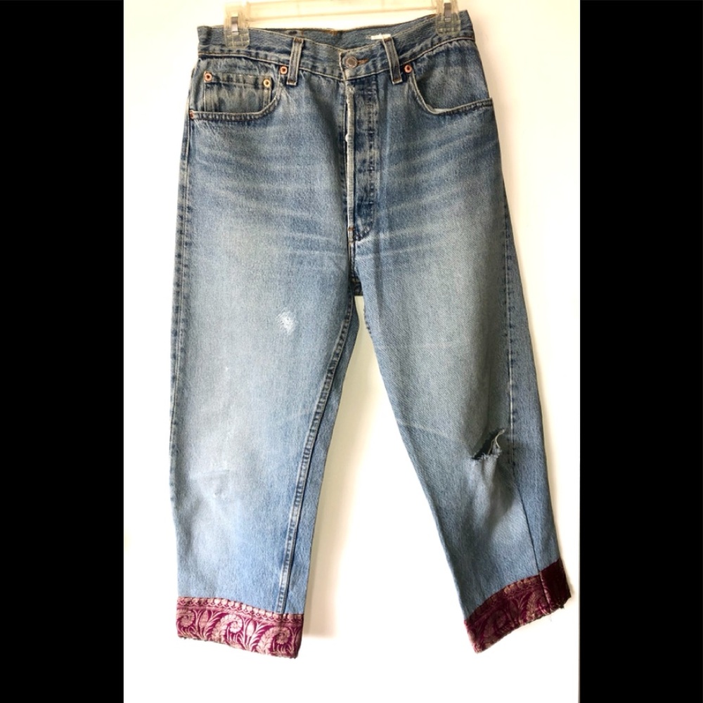 LEVIS WOMENS RIPPED/DISTRESSED JEAN CROPPED/CAPRI